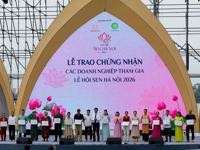Trao chứng nhận cho các đơn vị tham gia lễ hội. Ảnh: H.L