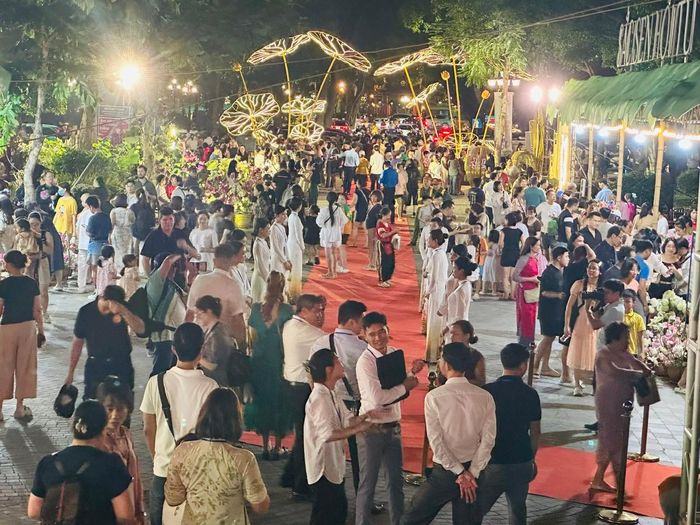 Lễ hội Sen Hà Nội 2026 thu hút rất đông người dân và du khách. Ảnh: Hoàng Quyên