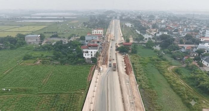 Quốc lộ 21B mở rộng đoạn qua địa bàn xã Ứng Thiên. Ảnh: Lại Tấn