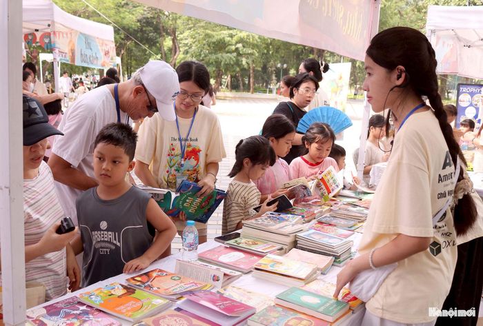Hội chợ sách thu hút sự tham gia của cả trẻ nhỏ và người cao tuổi. Ảnh: MT