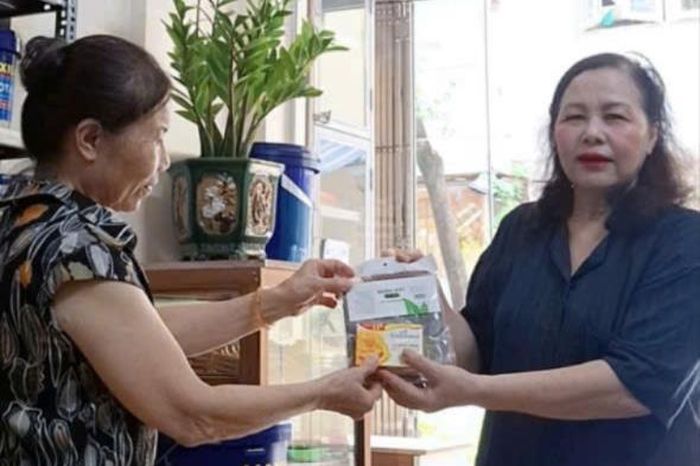 Bà Nguyễn Thủy Ngân - Chi hội trưởng Chi hội Phụ nữ số 7 (khu vực Bưởi, phường Tây Hồ tặng quà hội viên phụ nữ
