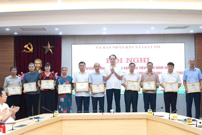 Lãnh đạo xã Gia Lâm tuyên dương các gia đình văn hóa tiêu biểu. Ảnh: PV