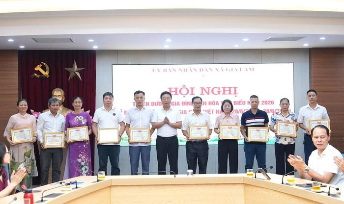 Lãnh đạo xã Gia Lâm tuyên dương các gia đình văn hóa tiêu biểu. Ảnh: PV