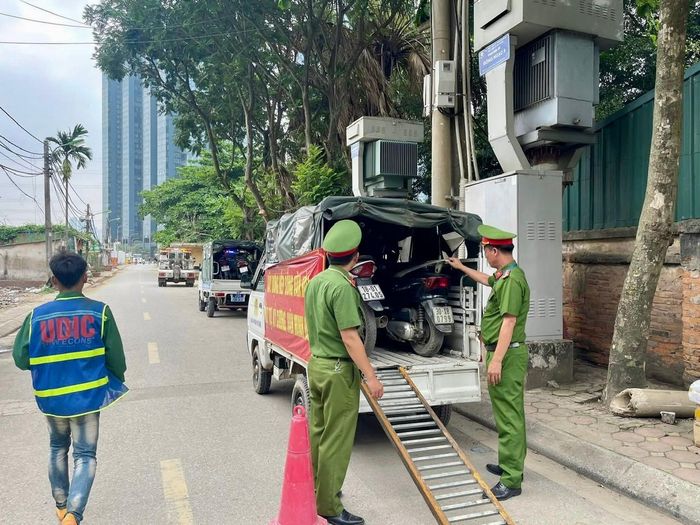 Công an phường Phú Thượng xử lý vi phạm trật tự đô thị từ phản ánh của người dân. Ảnh: Tuệ Lâm