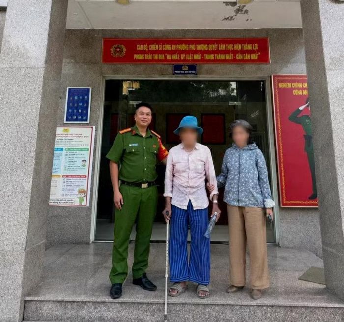 Công an phường Phú Thượng hỗ trợ tìm người thân cho cụ già đi lạc. Ảnh: PT