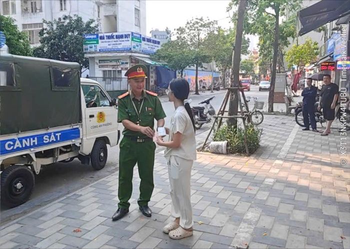 Công an phường Phú Thượng bàn giao tài sản bị thất lạc cho công dân. Ảnh: PT