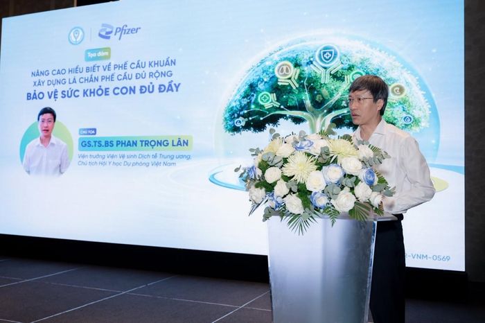 GS.TS Phan Trọng Lân, Viện trưởng Viện Vệ sinh Dịch tễ trung ương, Chủ tịch Hội Y học Dự phòng Việt Nam phát biểu tại tọa đàm. Ảnh: BTC