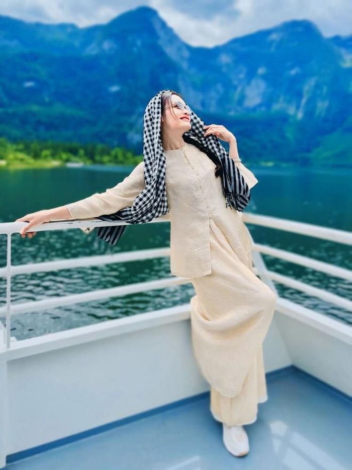 NSND Phạm Phương Thảo mới đây có chuyến đi Úc cùng chồng. Ở tuổi trung niên, nữ NSND xứ Nghệ gây chú ý bởi sắc vóc trẻ trung.