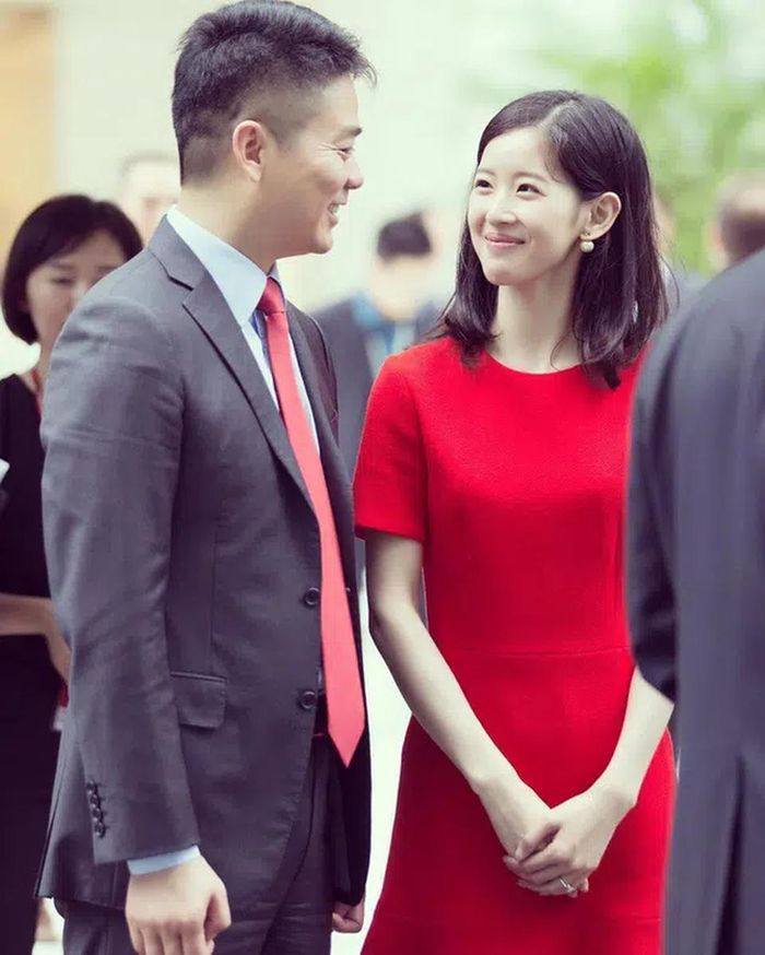 Chương Trạch Thiên gặp Lưu Cường Đông, doanh nhân hơn cô 19 tuổi, vào năm 2014 khi đang du học tại Mỹ.