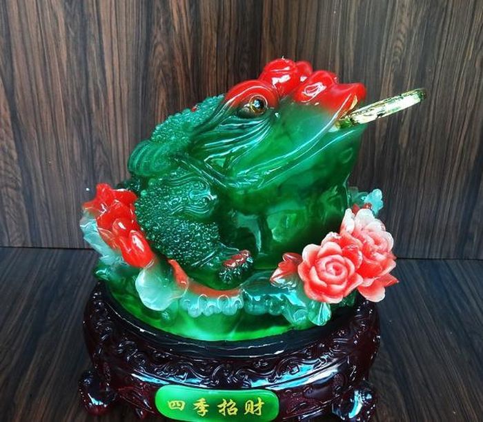 Sử dụng cóc Thiềm thừ trên tủ thờ không chỉ giúp gia chủ tăng cường may mắn, tài lộc và bình an gia đạo mà còn tạo nên một không gian linh thiêng, đem lại cảm giác yên tĩnh và động viên tinh thần cho những thành viên trong gia đình.