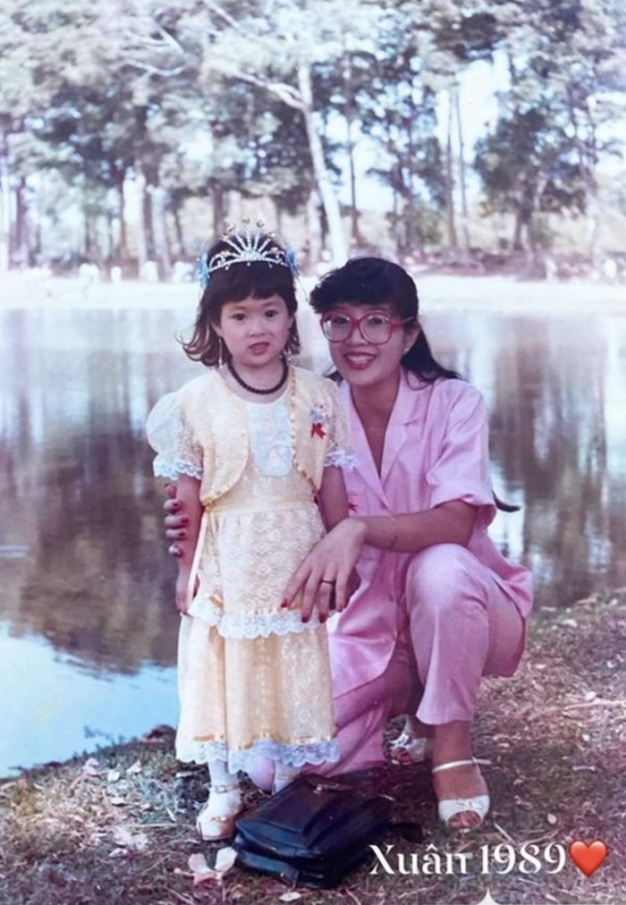 Lê Phương cũng từng "khoe" hình ảnh sành điệu của mẹ khi còn trẻ. Cô được nhận xét từ gương mặt xinh đẹp cho tới dáng vóc đều thừa hưởng từ mẹ.