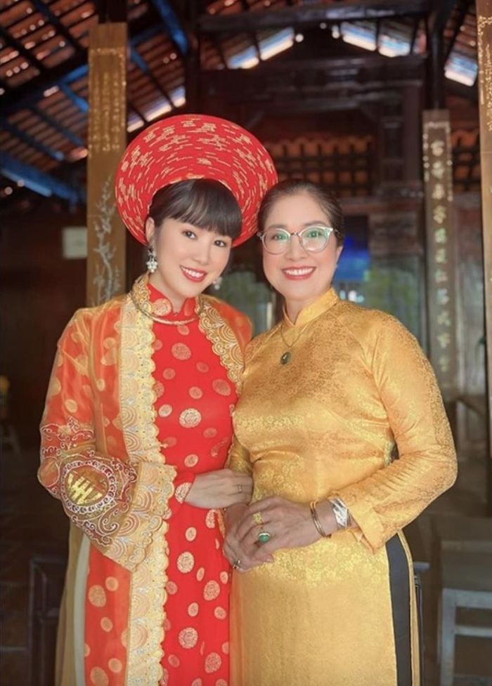 Bà Bạch Lê sát cánh bên Lê Phương và hiểu tất cả những đau khổ mà con gái trải qua. "Tôi muốn gửi lời cảm ơn Phương vì đã cho tôi niềm hạnh phúc được làm mẹ, được kề cận con trong tất cả bước thăng trầm của cuộc đời", mẹ ruột của Lê Phương từng chia sẻ.
