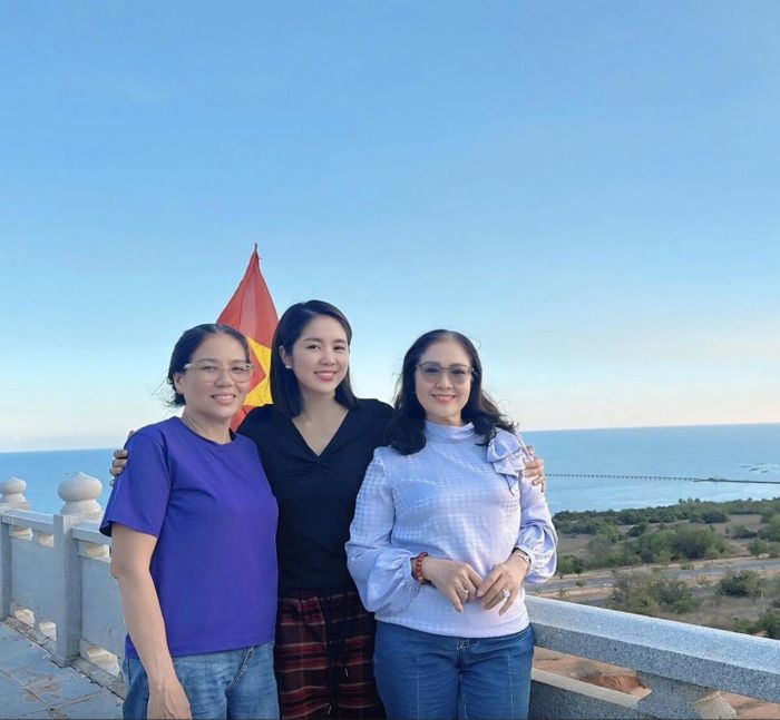 Mẹ đẻ của Lê Phương có mối quan hệ rất tốt đẹp với mẹ chồng của nữ diễn viên. Hai mẹ của Lê Phương giữ liên hệ, thường xuyên gặp gỡ trong các sự kiện quan trọng của con, cháu như sinh nhật, nhập học hay tốt nghiệp.