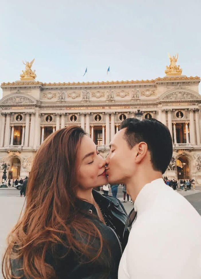 Gần một thập kỷ bên nhau, chuyện tình giữa Hồ Ngọc Hà và Kim Lý không chỉ thu hút sự quan tâm của công chúng bởi độ nổi tiếng của cả hai, mà còn bởi cách họ gìn giữ tình cảm một cách bền bỉ, kín đáo nhưng đầy ấm áp. Trải qua 9 năm sống chung, cặp đôi đã xây dựng một tổ ấm khiến nhiều người ngưỡng mộ, trở thành hình mẫu của sự cân bằng giữa sự nghiệp và gia đình trong làng giải trí Việt.