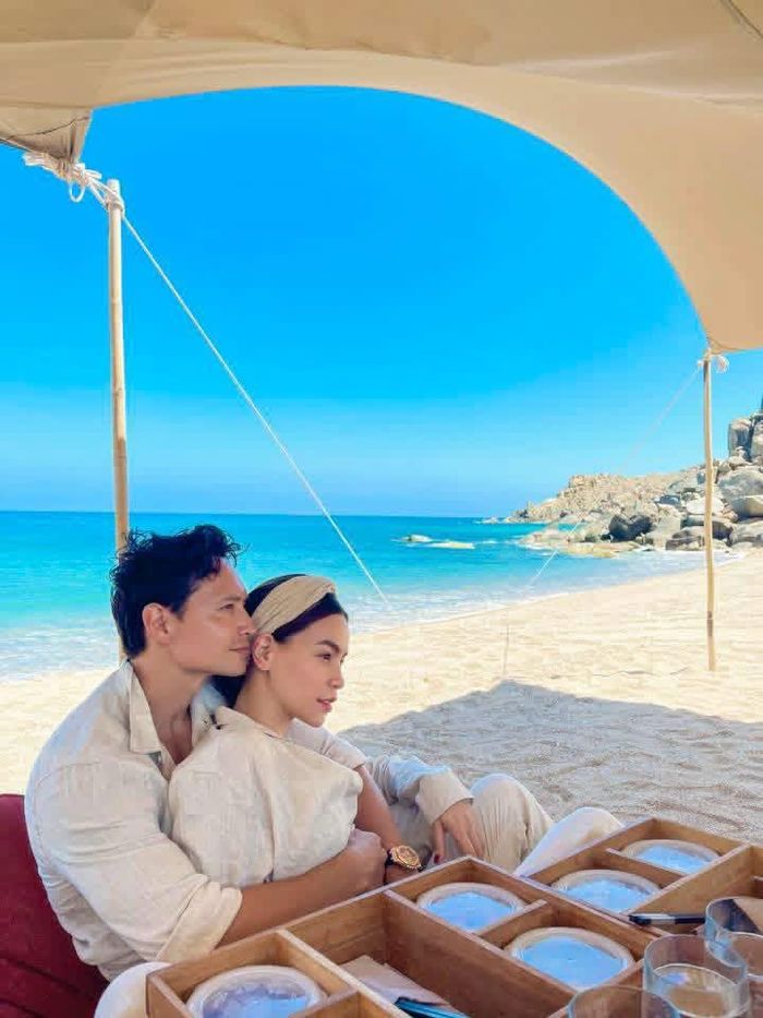 Từng khoảnh khắc được ghi lại là những hình ảnh đời thường khi cùng chăm con, đi du lịch hay cả hai dựa vào trải qua những tháng ngày bình yên bên nhau.