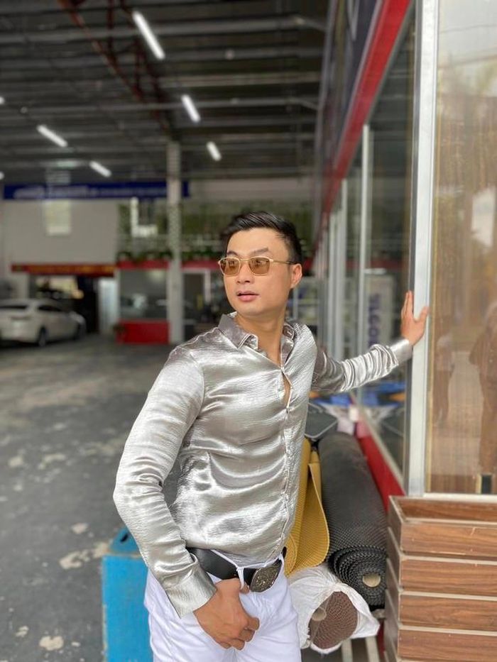 Trong “Garage hạnh phúc”, Duy Hưng khiến khán giả nể phục với vai diễn Trung "trâu" vô cùng hài hước. Đây là một nét diễn hoàn toàn mới của nam diễn viên từ trước tới nay, khắc hẳn các bộ phim vào vai "bặm trợn" khác.