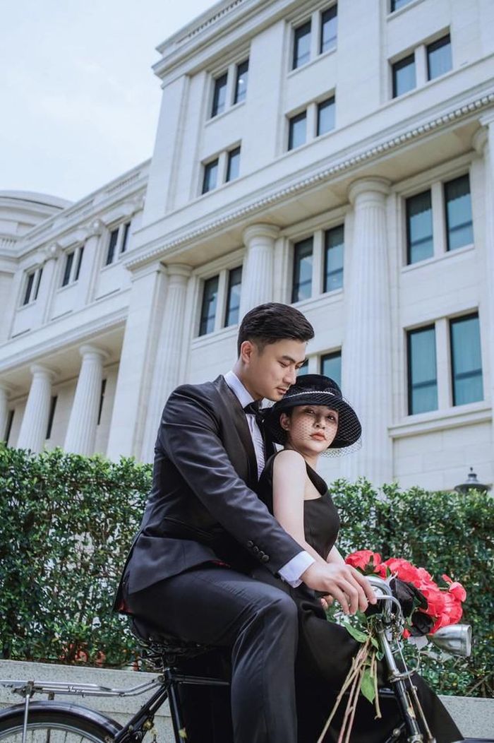 Về đời tư, nam diễn viên kết hôn với người vợ xinh đẹp cách đây 6 năm, bà xã anh cũng từng làm nghệ thuật nên rất hiểu và cảm thông cho công việc của chồng, cùng nhau xây dựng tổ ấm.