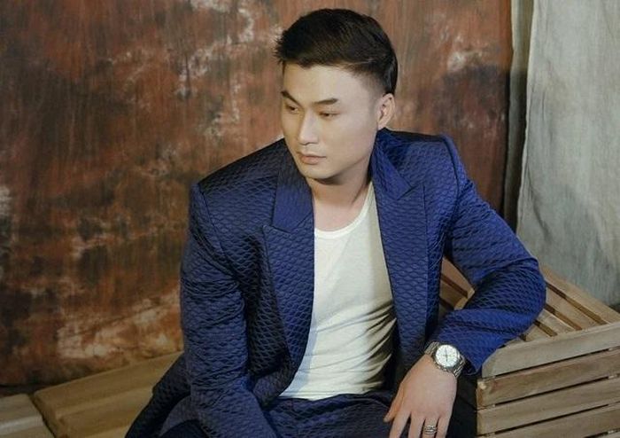 Dù trên phim chuyên đóng các vai giang hồ, bụi bặm nhưng ngoài đời nam diễn viên sở hữu phong cách phóng khoáng, bảnh bao khác hẳn trên phim. Thậm chí, có người còn ví anh như tài tử "Vũ trụ điện ảnh VFC".