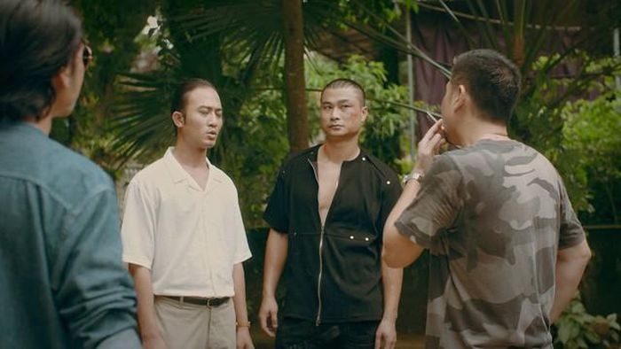 Duy Hưng có vai diễn ấn tượng trong "Độc đạo". Trong phim, Duy Hưng vào vai Khương "liều" - con trai của ông trùm Lê Toàn (NSƯT Hoàng Hải). Khương là người có tính cách trẻ con, ngông nghênh. Cũng vì Khương mà gia đình ông trùm gặp không ít rắc rối.