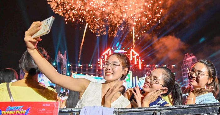 Bầu trời Trường đua F1 Mỹ Đình rực sáng với màn pháo hoa tầm thấp kéo dài gần 15 phút.