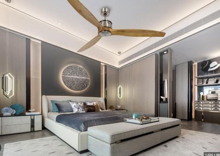 Việc đặt quạt quá gần hoặc thấp hơn đầu giường sẽ khiến luồng không khí lạnh và mạnh thổi trực tiếp vào cơ thể người nằm, gây ảnh hưởng xấu đến sức khỏe và giấc ngủ.