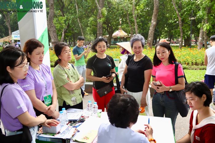 Không phân biệt độ tuổi, nhiều người dân đã đến các gian tư vấn để tìm hiểu kiến thức về dinh dưỡng và chăm sóc sức khỏe.