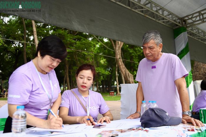 Ban Tổ chức hướng dẫn người dân đăng ký và sắp xếp thứ tự để được chuyên gia tư vấn.