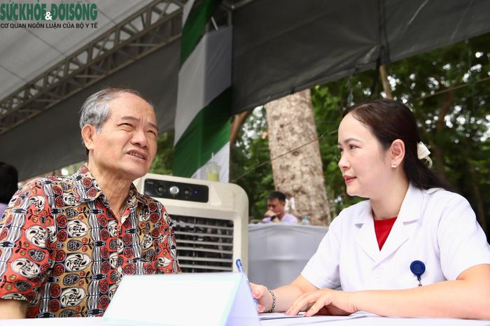 Nhiều người lớn tuổi đặc biệt quan tâm đến các nội dung tư vấn về dinh dưỡng và chăm sóc sức khỏe.