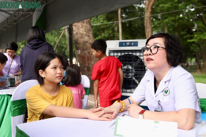 Nhiều lời khuyên thiết thực về dinh dưỡng và lối sống lành mạnh được các chuyên gia chia sẻ đến người dân.