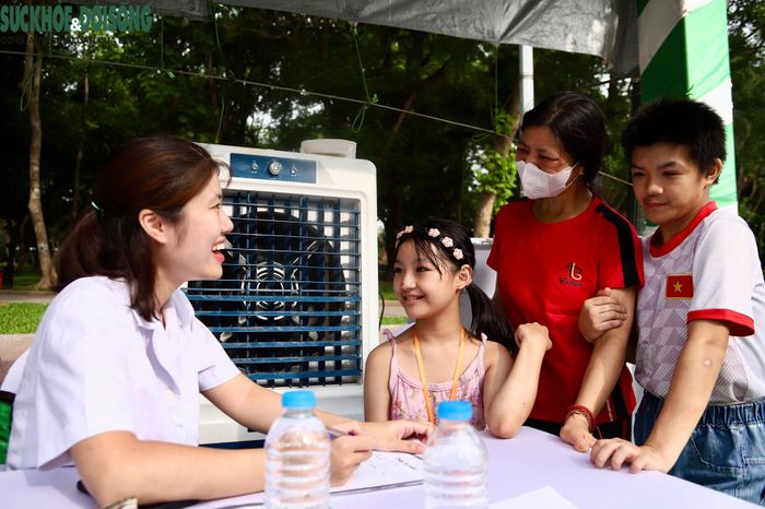 Nhiều em nhỏ được bố mẹ đưa đến các gian tư vấn để tìm hiểu kiến thức về dinh dưỡng và chăm sóc sức khỏe.