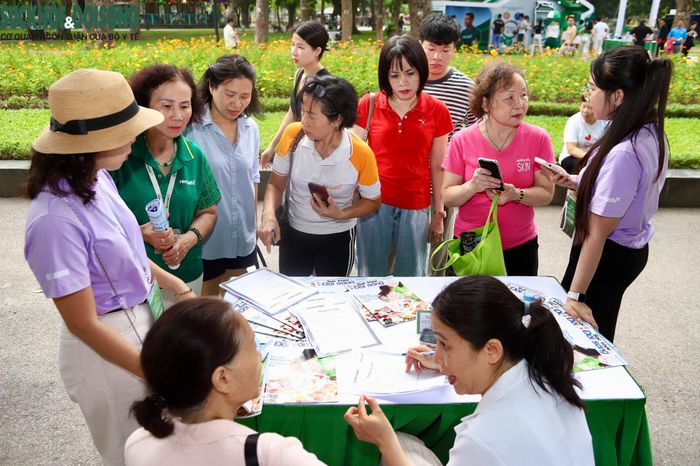 Các gian tư vấn liên tục đón người dân đến đăng ký, tìm hiểu và lắng nghe tư vấn từ các chuyên gia.