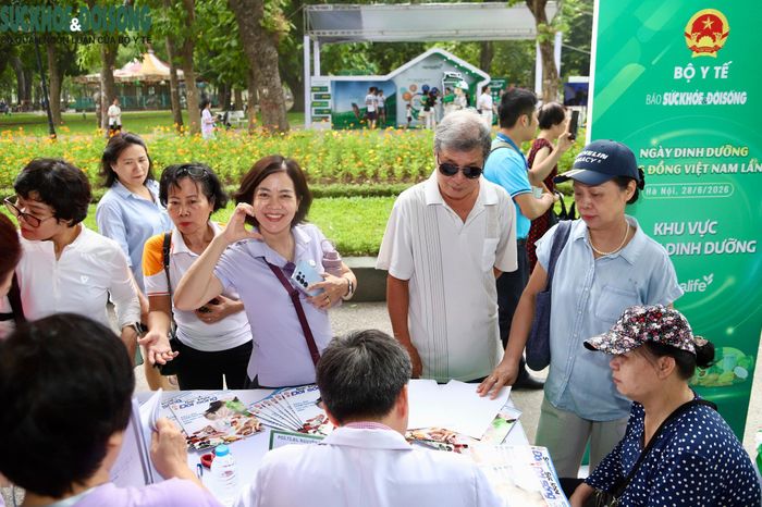Ngay khi chương trình bắt đầu, các gian tư vấn đã thu hút đông đảo người dân đến tham quan, trải nghiệm.