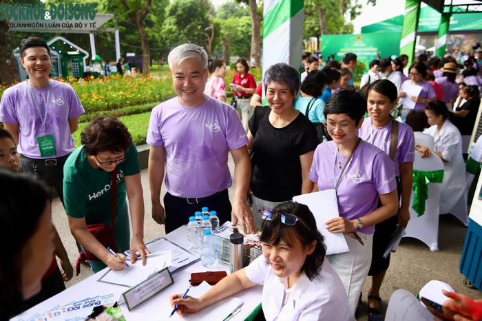 Ban Tổ chức tham quan khu vực các gian tư vấn dinh dưỡng và chăm sóc sức khỏe.
