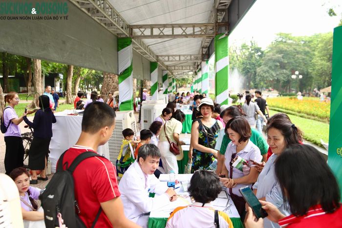 Càng về trưa, các gian tư vấn dinh dưỡng và chăm sóc sức khỏe thu hút ngày càng nhiều người dân đến trải nghiệm.