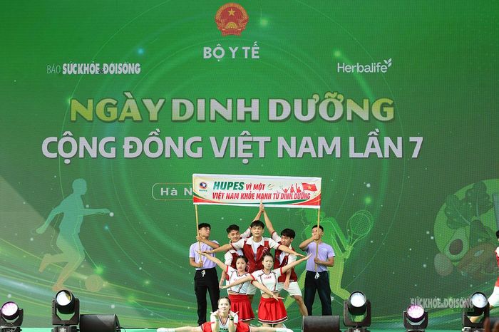 Một đội thi thể hiện thông điệp “vì một Việt Nam khỏe mạnh từ dinh dưỡng”.