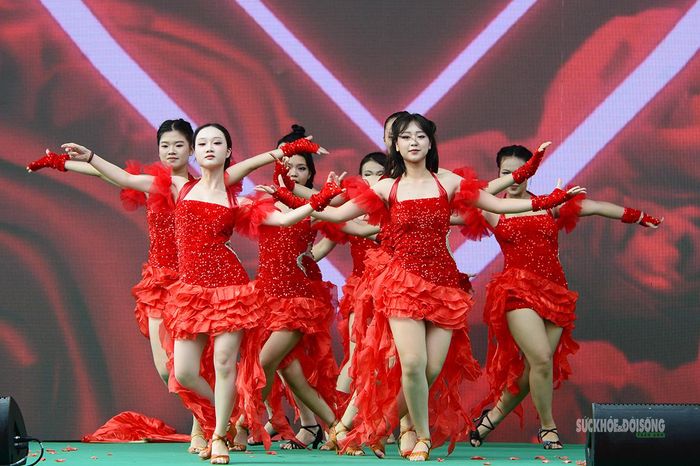 Các vũ công thể hiện sự tự tin qua từng động tác.