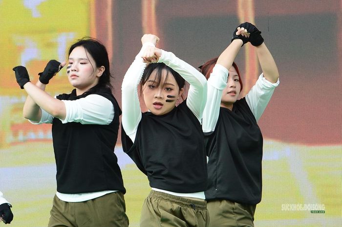 Biểu cảm tập trung của các vũ công trẻ trong từng nhịp nhảy.