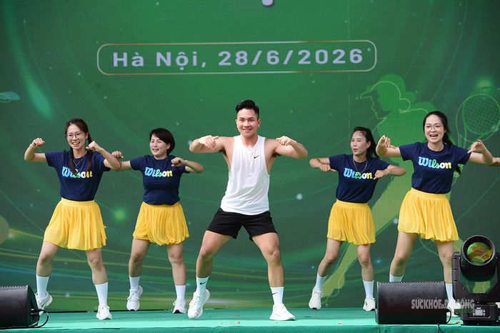 Động tác mạnh mẽ, dứt khoát.