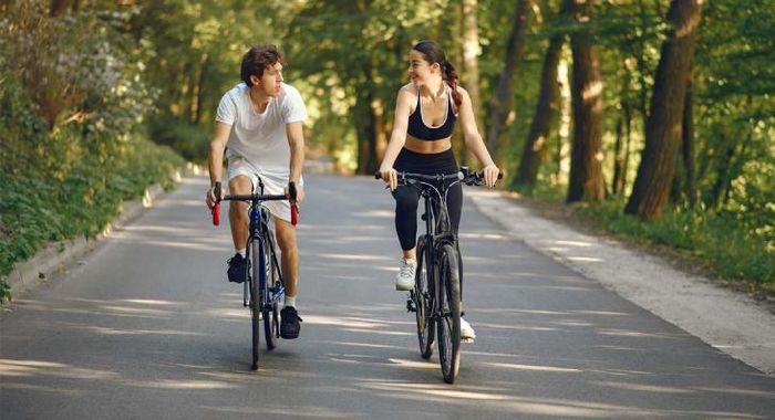 Đạp xe chậm giúp tăng cường sức mạnh cơ quanh khớp gối.