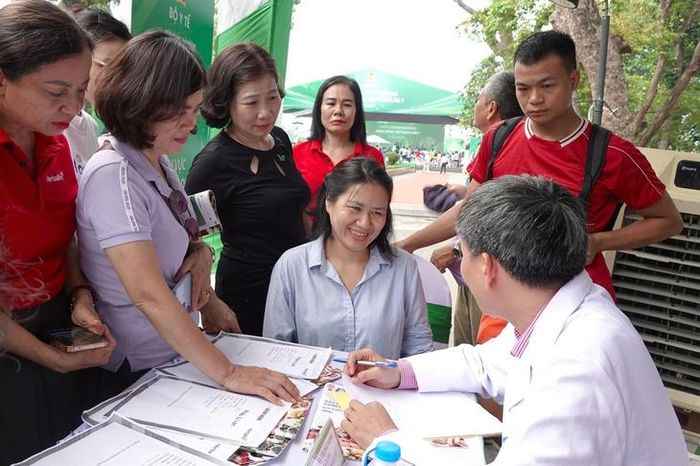 Chị Lê Thị Hà nghe bác sĩ tư vấn về chế độ ăn uống, sinh hoạt.
