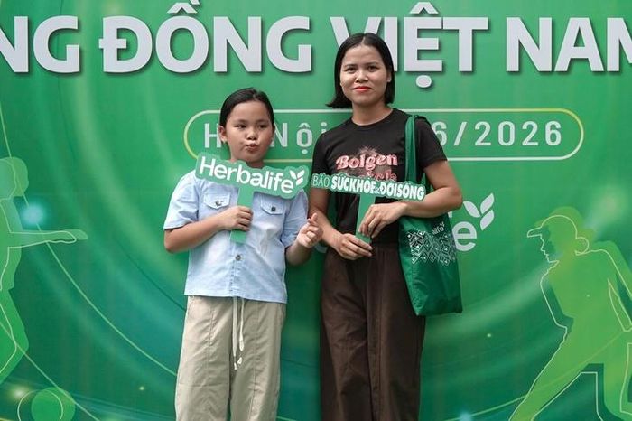 2 mẹ con chị Bùi Mai Hồng tham gia sự kiện và nghe tư vấn sức khỏe.