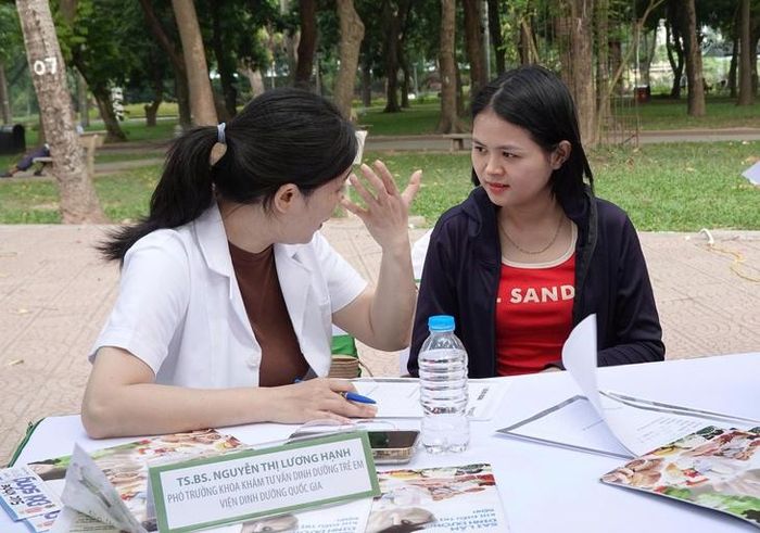 Chị Lê Thị Hải Vân (sinh năm 1992, xã Đại Áng, Hà Nội) nghe tư vấn sức khỏe.