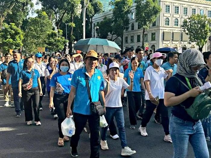 Người dân tham gia hành trình đi bộ dài khoảng 2,5km. Ảnh: Đào Tùng.
