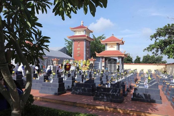 Phường Hồng An là một trong 4 địa phương của thành phố hoàn thành sớm nhất việc lấy mẫu cốt tại nghĩa trang liệt sĩ phường gửi cho Ban chỉ đạo 515 phục vụ việc giám định ADN. Ảnh: CTV