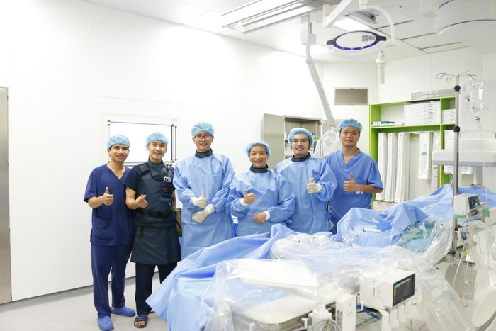Khép lại ngày làm việc cuối tuần của các thầy thuốc, cả 5 bệnh nhân đều qua giai đoạn nguy kịch, các chỉ số sinh tồn ổn định và được chuyển về buồng điều trị tiếp tục theo dõi.