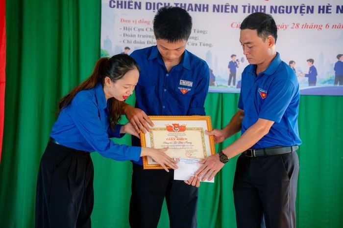Đoàn TNCS Hồ Chí Minh xã Cửa Tùng khen thưởng em Trung.