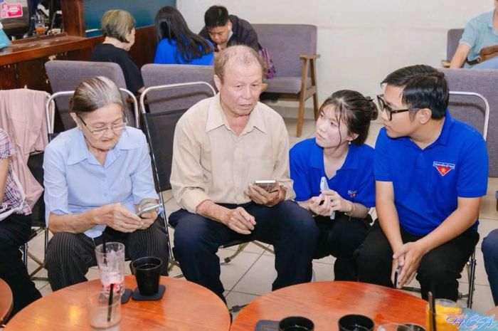  Chiến sĩ Mùa hè số không chỉ hướng dẫn mà còn lắng nghe tâm tư từ người dân. 