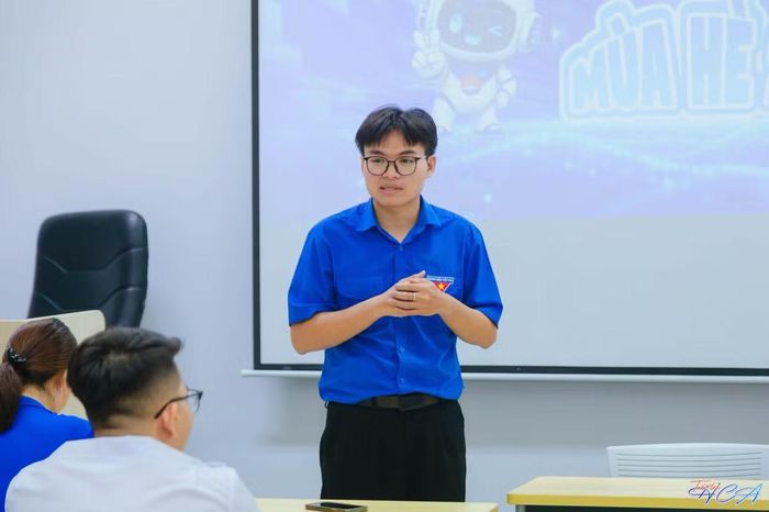  Tiến Dũng chủ trì buổi tập huấn chiến sĩ. Ảnh: NVCC 