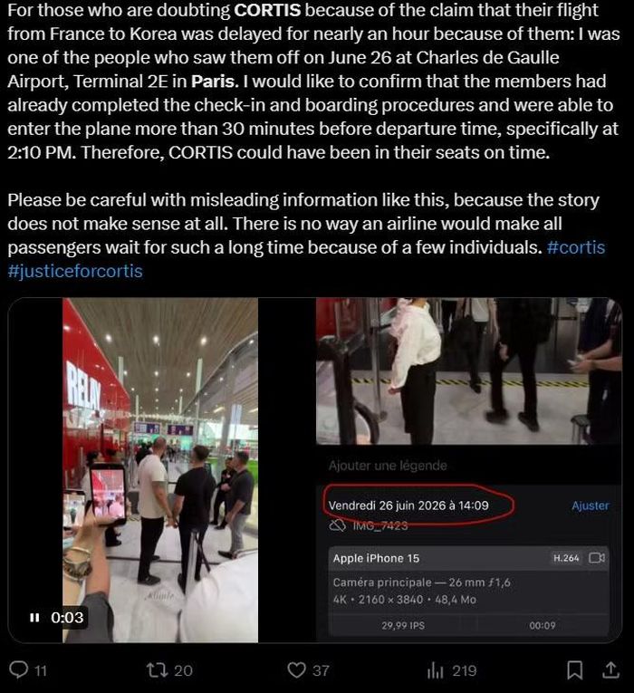 Một fan trên X cho biết mình là người tiễn CORTIS ra sân bay vào ngày trở về Hàn Quốc, đăng kèm hình mốc thời gian chụp ảnh để chứng minh CORTIS lên máy bay sớm hơn ít nhất 30 phút.