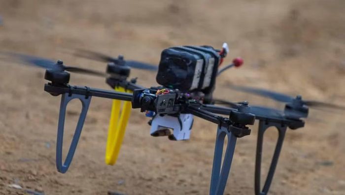 Một quan chức quốc phòng cấp cao cho biết quân đội Hàn Quốc sẽ sớm mua hơn 20.000 drone tự sát giá rẻ, đồng thời đưa vào sử dụng các hệ thống tác chiến theo bầy đàn ứng dụng trí tuệ nhân tạo (AI) và đạn tuần kích.